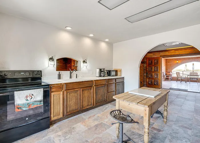 10-acre Desert Oasis W/ Expansive Patio In Tucson!